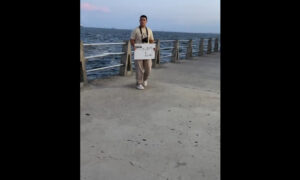 Joven zuliano ofrece fotos a 50 bolívares en la Vereda del Lago
