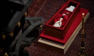 La capilla ardiente del Papa concluye y comienza el cierre del féretro