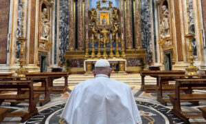 El Papa acude por sorpresa a Santa María la Mayor para rezar antes de la Semana Santa