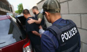Gobierno de Trump multará con $998 diarios a migrantes con órdenes de deportación