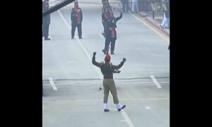 Militares de India y Pakistán realizan peculiar cambio de guardia en la frontera