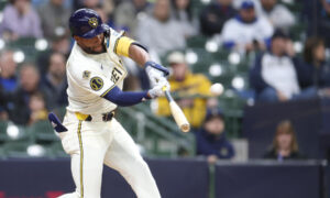 Jackson Chourio conecta primer jonrón de la temporada en la MLB