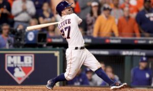 Someten a José Altuve a cirugía para extraer líquido de su pie derecho