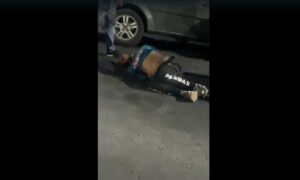 Roba el carro de un policía en Amparo y la comunidad “lo linchó”