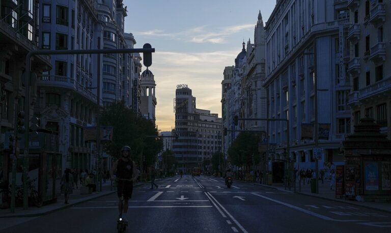 España se recupera lentamente del apagón