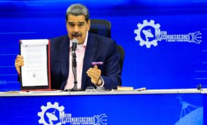 Maduro firma el decreto de emergencia económica