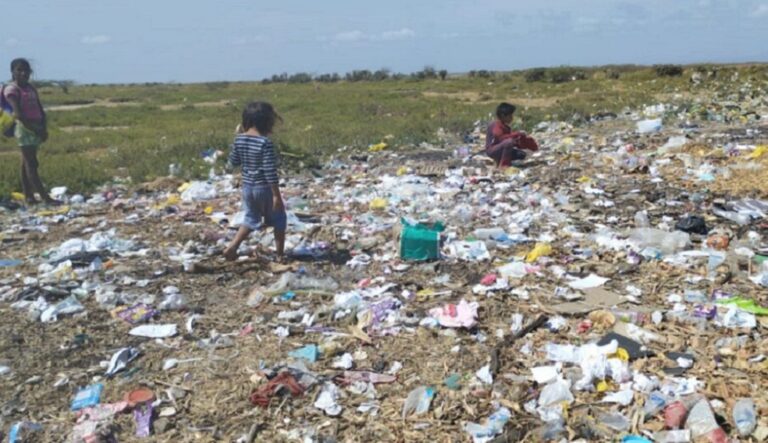 Unas 200 familias viven entre la basura en Maichemana, en Guajira