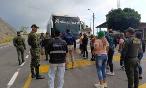 Expulsan de Bucaramanga a 140 migrantes venezolanos acusados de diferentes delitos