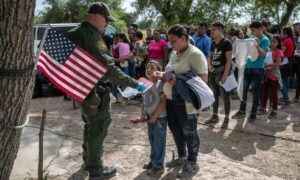 Gobierno de Trump incluye a migrantes en la lista de muertos para quitarles beneficios