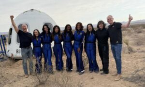 Regresa misión de turismo espacial tripulado solo por mujeres