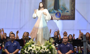 Fieles se reúnen en Maracaibo por la Noche de la Misericordia y la tradicional caminata