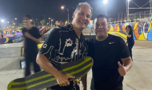 Omar Vizquel patina en el Parque Ana María Campos
