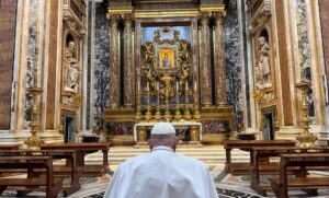 El Papa en meditaciones del Vía crucis: “La economía de Dios no mata”