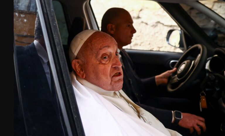 El Papa sobre su Semana Santa convaleciente: «Lo vivo como puedo»