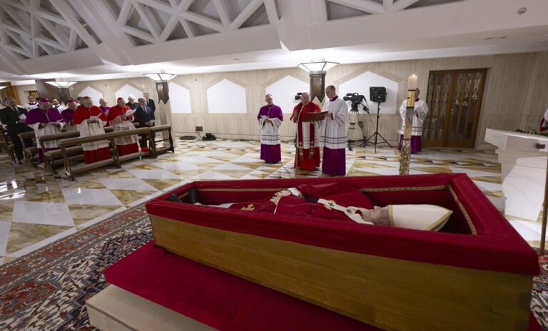 Difunden primeras imágenes del papa Francisco en el féretro