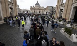 Unas 61.000 personas despiden al Papa en la basílica de San Pedro