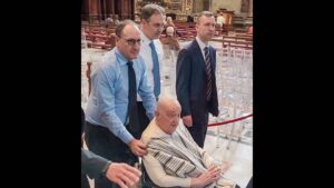 El Papa visita de sorpresa la Basílica de San Pedro en camisa y con cánulas nasales