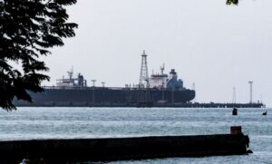 Buques extranjeros “hacen fila” cerca de La Salina para “cargar petróleo”
