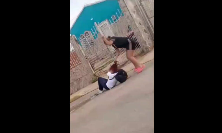 Difunden video de adolescente atacando a otra muchacha en el barrio Puerto Rico