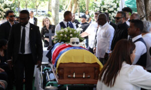Sepultan a Rubby Pérez en medio de cantos y muestras de amor