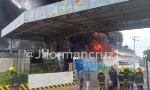 Reportan incendio de gran magnitud en empresa camaronera de El Bajo