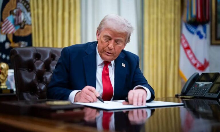 Trump firma orden para penalizar ciudades que no colaboren con agentes de migración