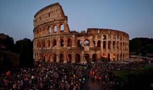 Meditaciones del Papa guían el Vía crucis en el Coliseo sin su presencia