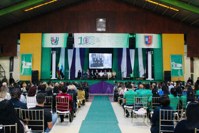 Rosales confiere reconocimientos al Colegio Los Maristas por su Centenario