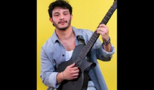 Se lanza como cantautor Xander, el hijo transexual de Karina