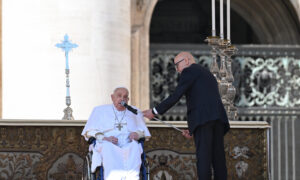 El Papa reaparece por sorpresa ante los fieles en plena convalecencia