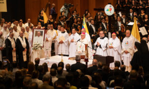 Iglesia venezolana rinde homenaje al papa Francisco en el Teresa Carreño