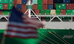 Entra en vigor arancel del 10 % impuesto por Trump a importaciones en EE. UU.
