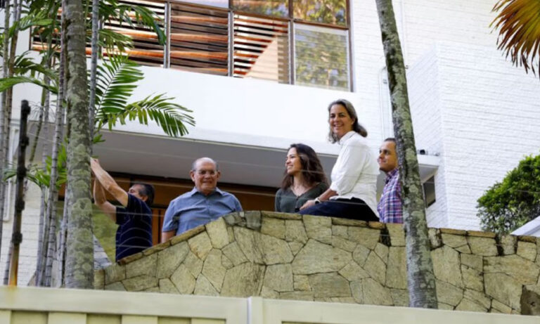 Asilados en Embajada argentina insisten a Lula en solicitud de salvoconductos