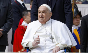 El Papa inicia la Semana Santa saludando a los fieles en la plaza de San Pedro