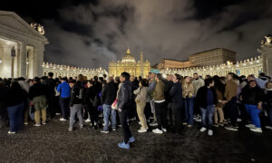Más de 100.000 fieles se despiden del Papa en la basílica de San Pedro