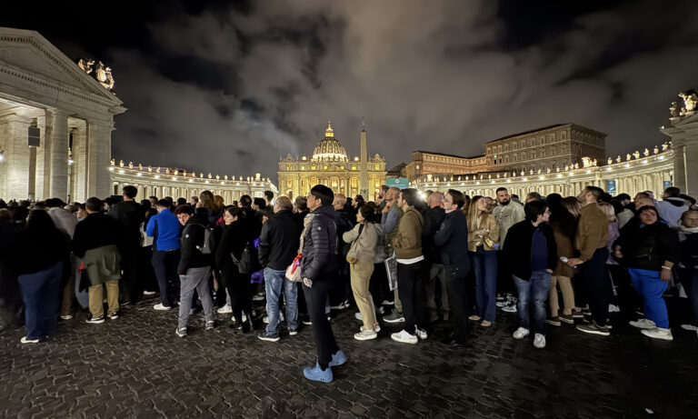 Más de 100.000 fieles se despiden del Papa en la basílica de San Pedro