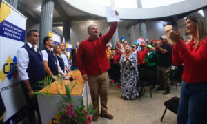 Luis Caldera inscribe su candidatura a la Gobernación del Zulia por el chavismo