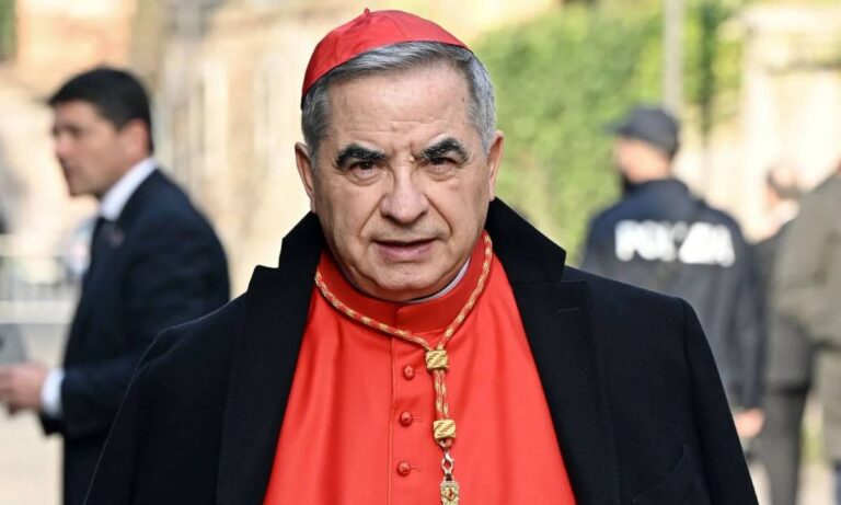 Cardenal Becciu desafía sanción de Francisco y reclama derecho al cónclave