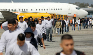 Tribunal Supremo de EE. UU. levanta bloqueo a deportaciones sumarias de venezolanos