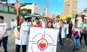 Feligreses peregrinan al Hospital Universitario por la salud de los enfermos