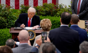 Trump impone aranceles del 15 % a las importaciones de Venezuela