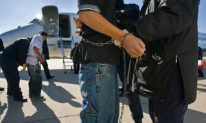 Migrantes podrían pagar multas millonarias por no acatar deportación en EE. UU.