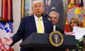 Trump pide al Supremo reactivar expulsiones de venezolanos a El Salvador