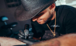El artista venezolano del tatauje Gregory Juárez conquista Coachella