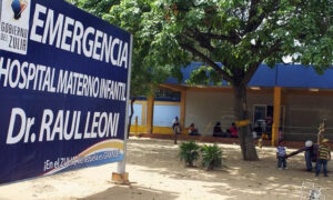 Médicos asisten con éxito parto en la entrada del hospital Raúl Leoni