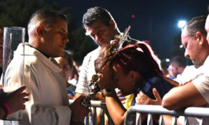 Más de mil personas asistieron a la Noche de la Misericordia en Grano de Oro