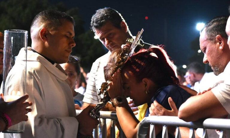 Más de mil personas asistieron a la Noche de la Misericordia en Grano de Oro