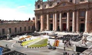 Campanas de la basílica de San Pedro anuncian la muerte del Papa