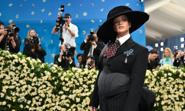 Rihanna anuncia su tercer embarazo en la Met Gala