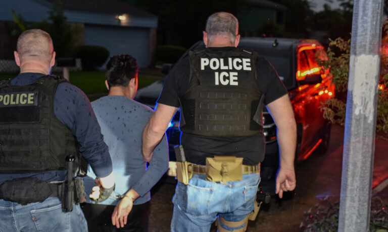 Redada de ICE en Houston deja 528 deportados y 422 detenidos